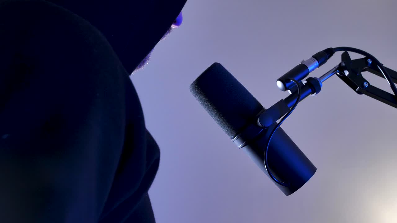 creación de contenido de oficina en casa con micrófono en la oscuridad