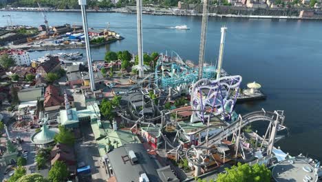 Vista-Aérea-Sobre-El-Parque-De-Atracciones-Grona-Lund-En-La-Isla-Djurgarden-En-Estocolmo-Suecia