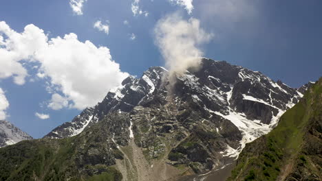 toma aérea de nanga parbat, praderas de hadas pakistán, mirando hacia el pico de una montaña con nubes saliendo de la cresta, toma cinematográfica de drones