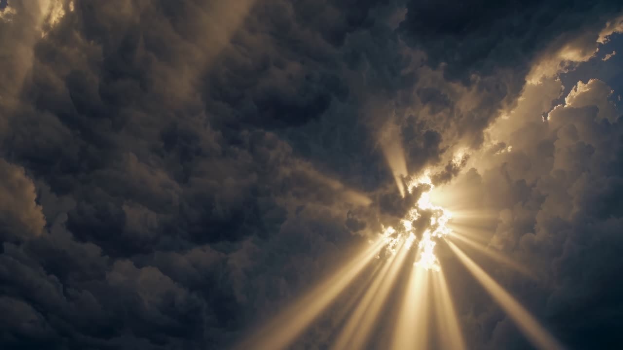 Drammatici raggi di sole che filtrano attraverso le nuvole