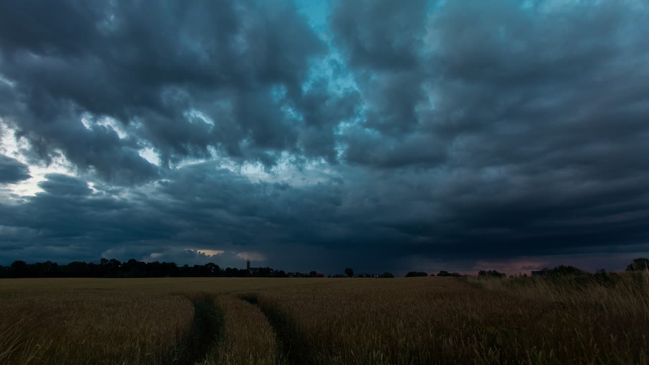 Mørke regnskyer bevæger sig over det smukke landbrugsland i Zlotoryja, Polen - time-lapse.