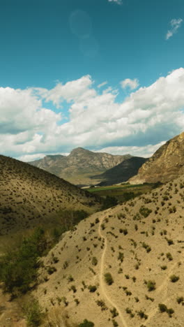 vieja ladera de montaña cubierta de pistas de drones fpv. el sendero de senderismo invita a los exploradores a encontrar aventuras en las tierras altas bajo un cielo nublado. maravilloso paisaje