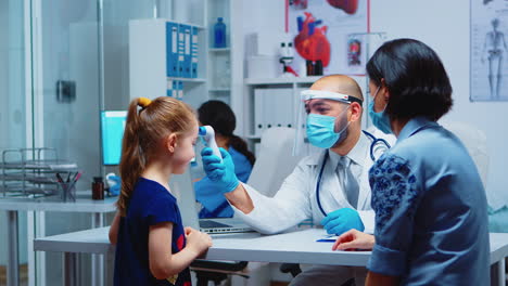 Médico-Controlando-La-Temperatura-Del-Niño