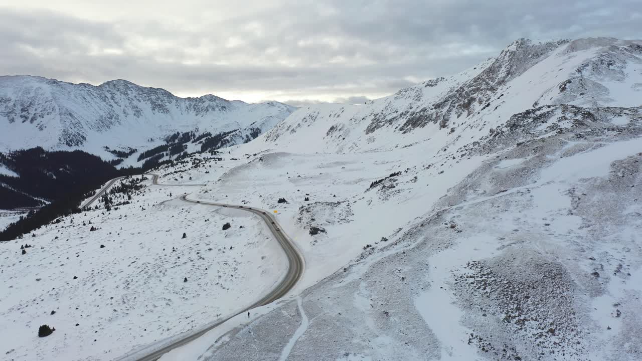러브랜드 패스, 록키 산맥, 콜로라도 미국, 드론 샷의 눈 덮인 겨울 풍경에서 도로의 공중 전망