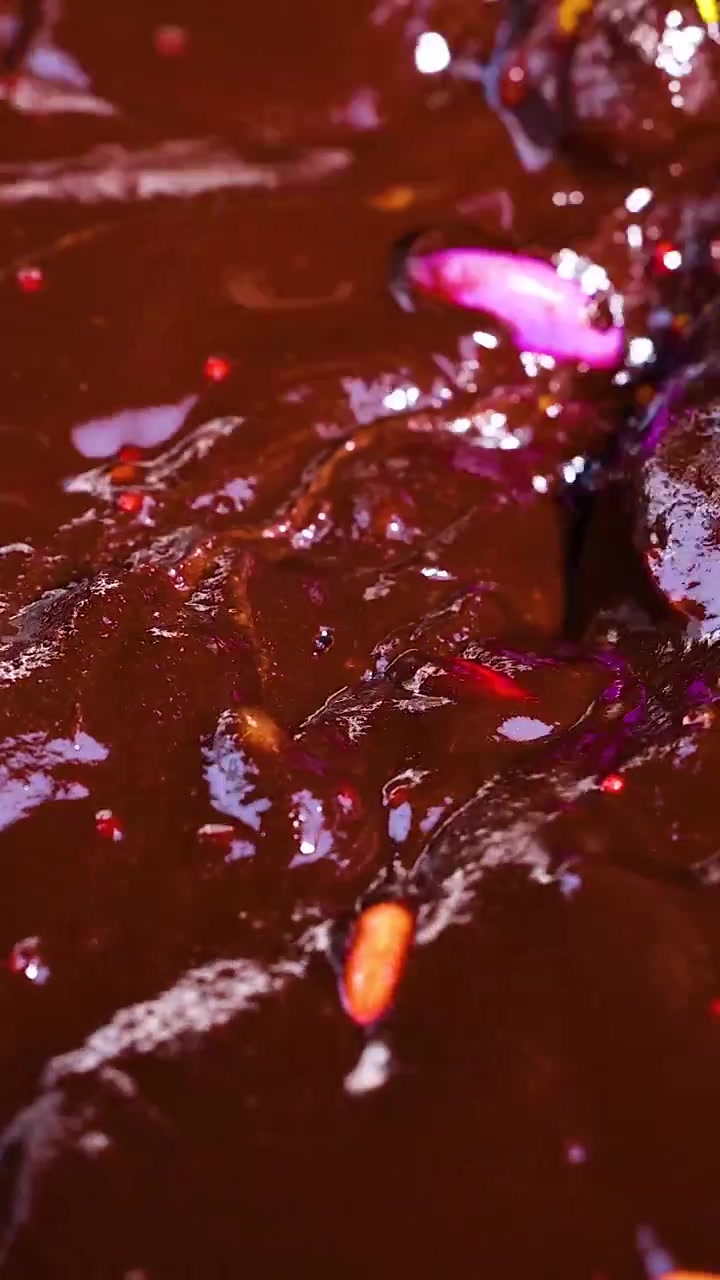 Mescolare il cioccolato con vivaci pezzi di caramelle