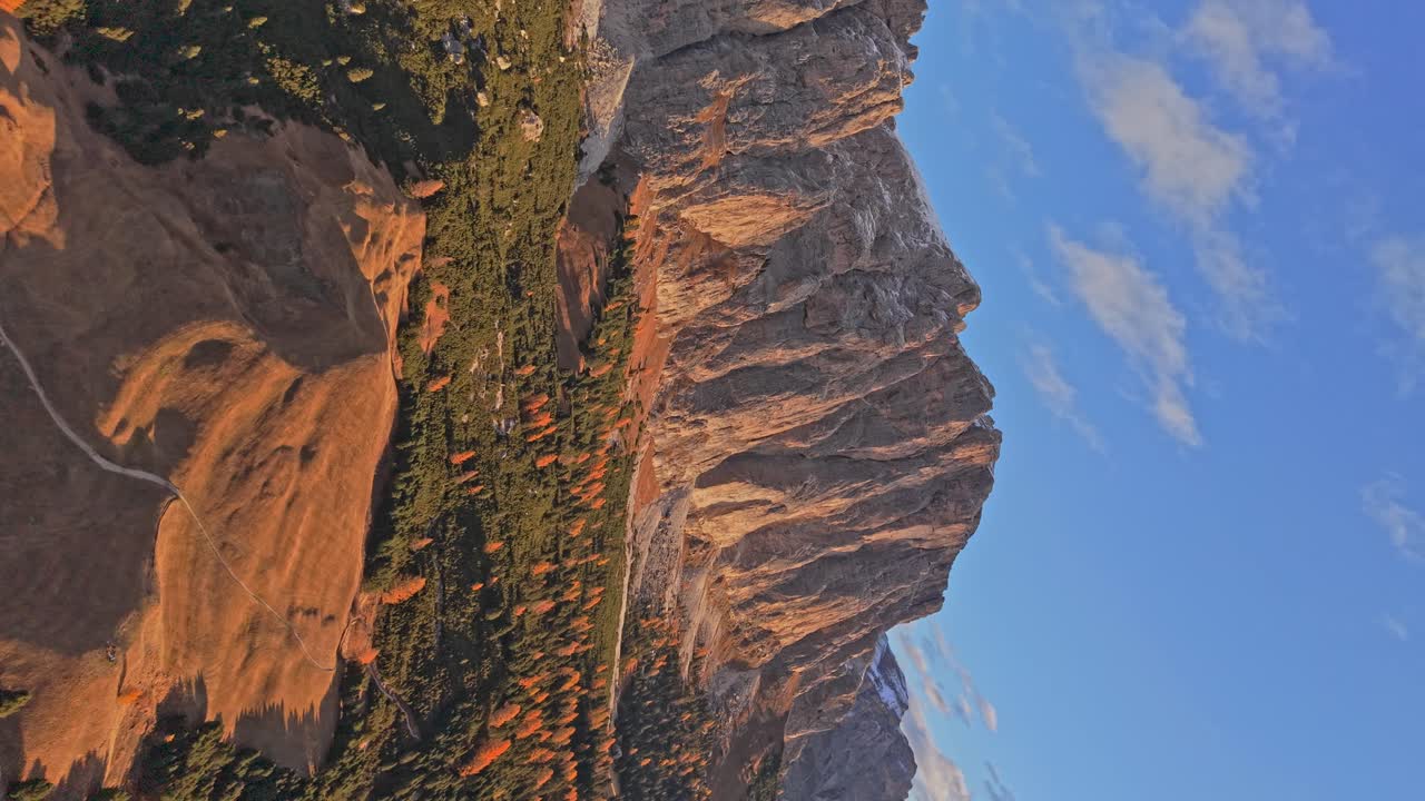 Spettacolare vista aerea di strada di montagna e alberi autunnali, Passo Gardena, Italia