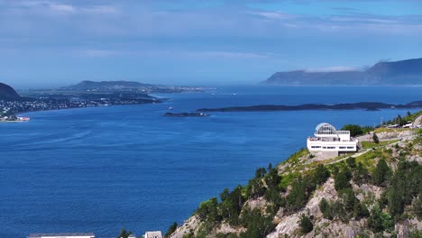 Vista-Aérea-Del-Edificio-Del-Mirador-De-Alesund-Noruega,-Fiordo-E-Islas-En-Un-Día-Soleado-De-Verano,-Disparo-De-Drones-A-60-Fps