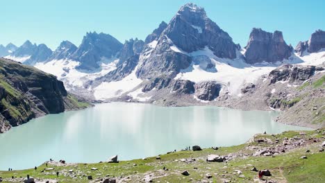 hermosa vista de un lago rodeado por los picos de los alpes montañas y glaciares a gran altitud en el himalaya