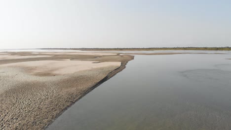 Toma-Aérea-De-Un-Río-De-Aguas-Poco-Profundas