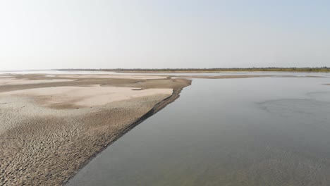 fotografía aérea de un río de aguas poco profundas