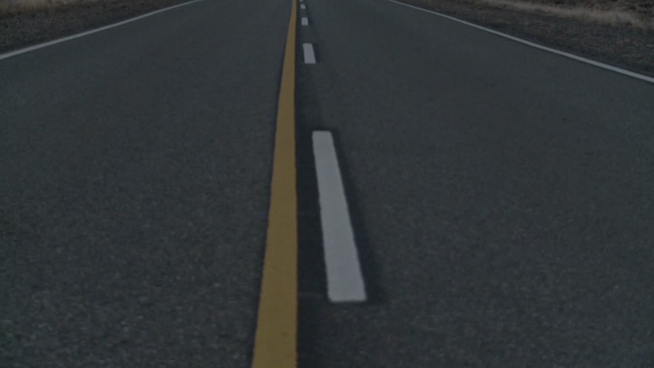 inclínate hacia una carretera solitaria al anochecer o de noche