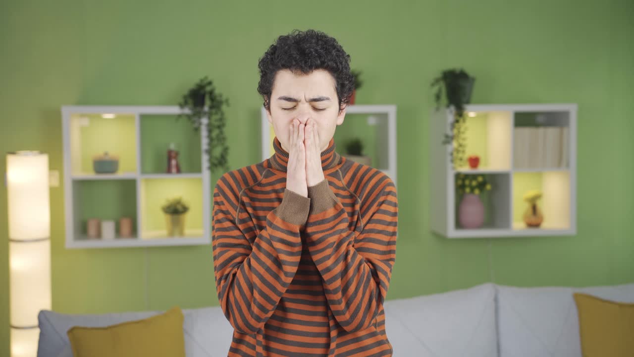 un chico triste y decepcionado que fracasó.