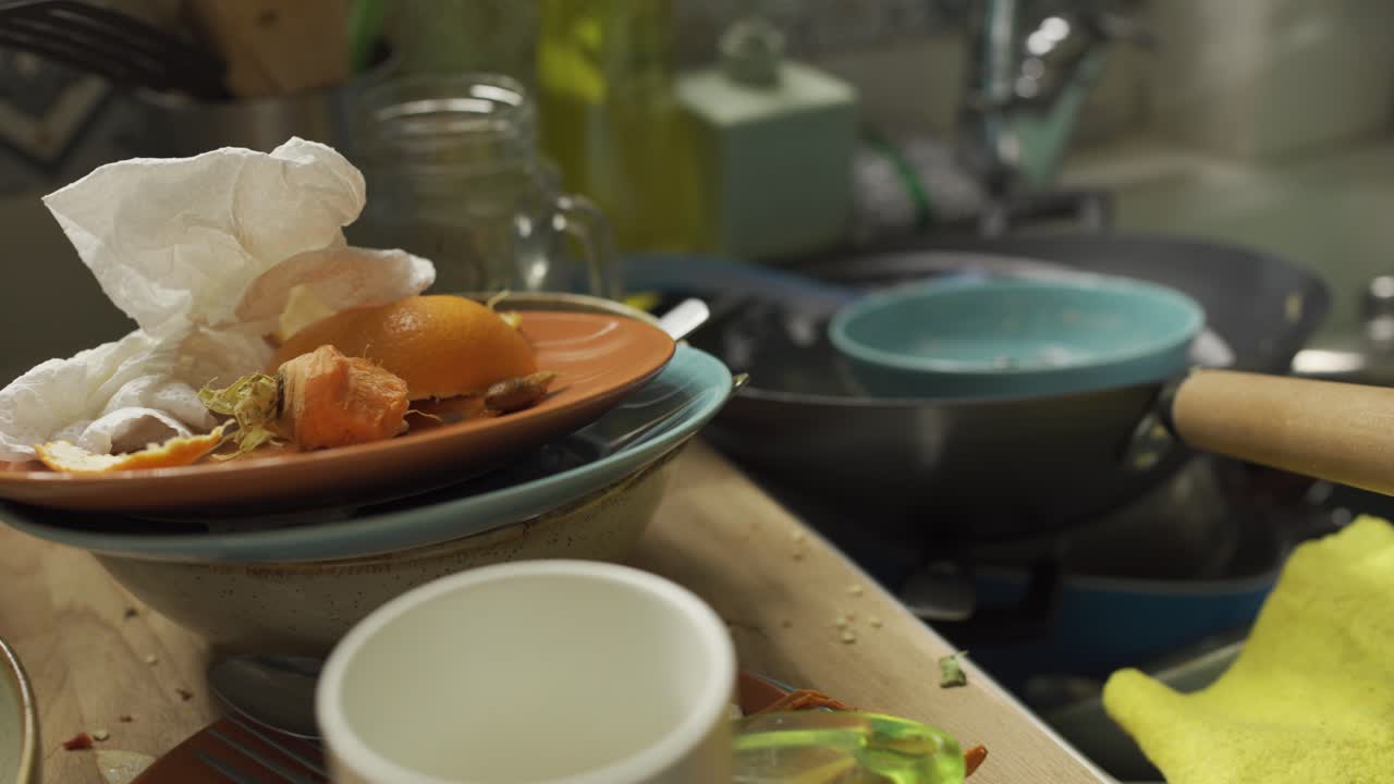 낮 동안 부엌 싱크대에 더러운 접시와 남은 음식