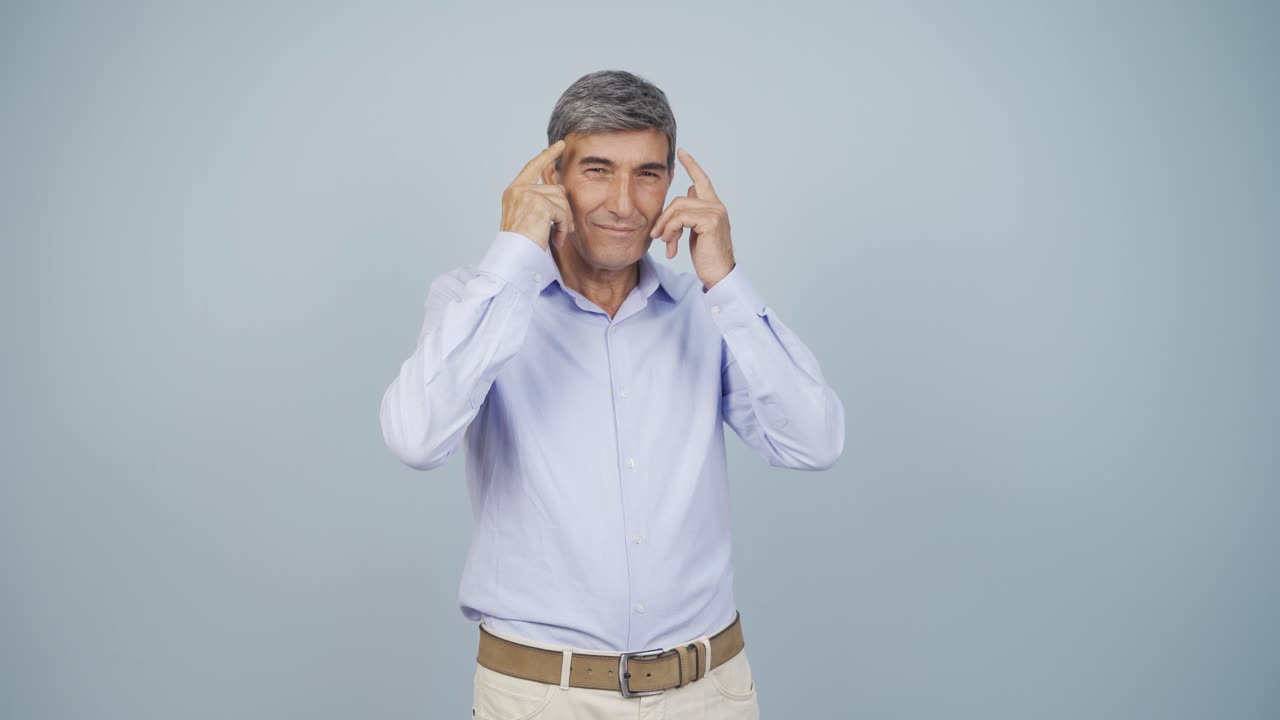 un anciano mostrando su mente a la cámara.