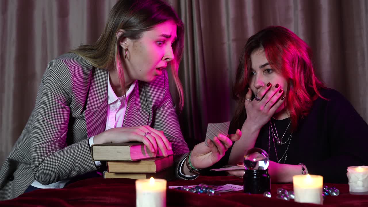 타로 카드 를 읽는 두 여자