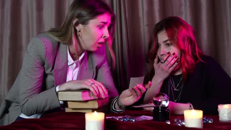 dos mujeres leyendo cartas de tarot.