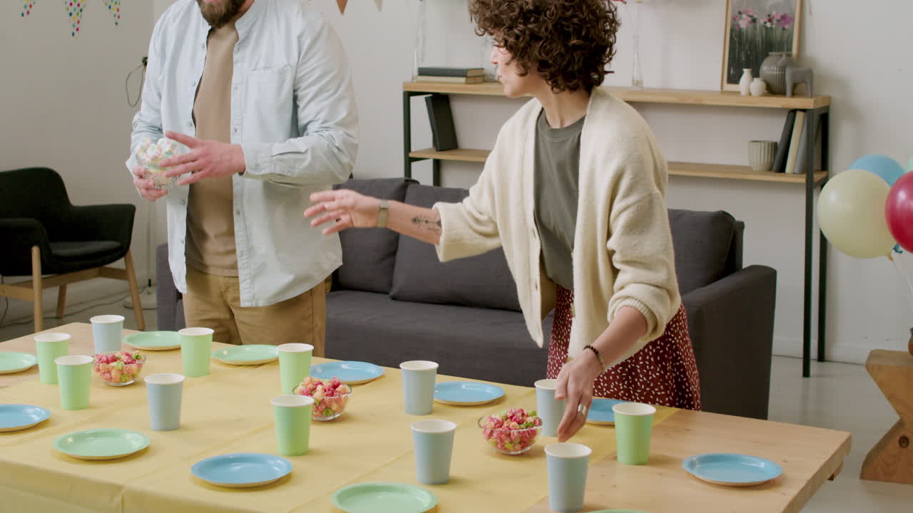 pareja decorando la casa