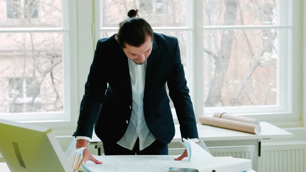 청사진 을 보고 있는 사업가