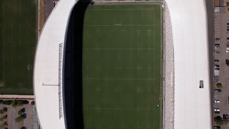 Vista-Aérea-De-Un-Estadio-Del-Sur-De-Francia-Con-Estacionamiento-Y-Gradas-En-Una-Impresionante-Toma-Superior