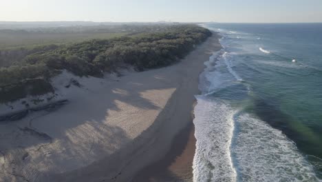 Schaumige-Wellen-Plätschern-Am-Sandstrand-Von-Wurtulla-Beach-In-Queensland,-Australien