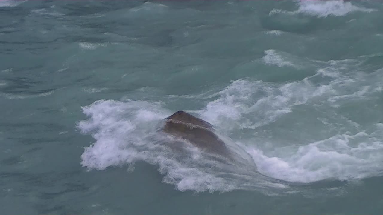 흐르는 물에 바위