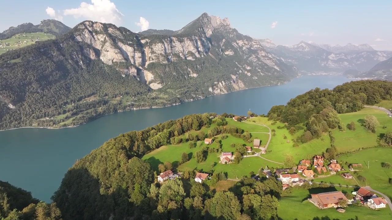 Filzbachin kaupunki Walen-järven (Walensee) rannalla Glarus Nordin alueella, Glarusin kantonissa, Sveitsissä. Ilmakuva