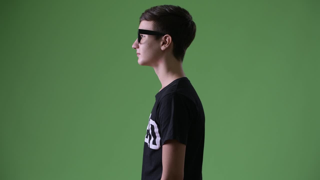 joven y guapo adolescente iraní contra un fondo verde