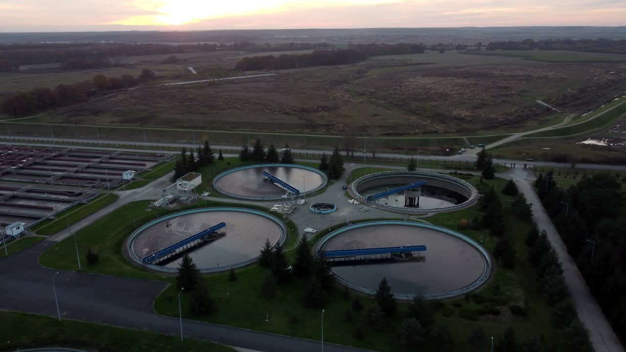 vista aérea de la planta de tratamiento de aguas residuales al atardecer, filtración de aguas sucias o residuales.