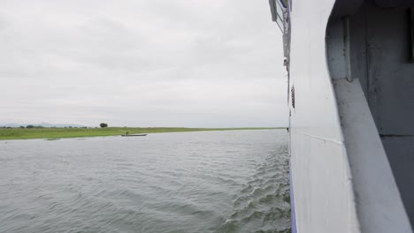 雲天平靜的河流上從移動的船上看到溫和的波浪