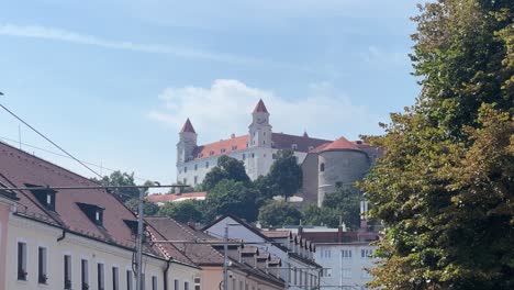 Altstadt-Von-Bratislava,-Stadtzentrum-In-Der-Slowakei,-Osteuropa-Im-Sommer,-Tagsüber-In-4K-Gefilmt