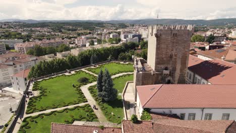 Vista-Aérea-De-La-Torre-Y-Los-Jardines-Del-Castillo-De-Chaves-En-Portugal,-Europa