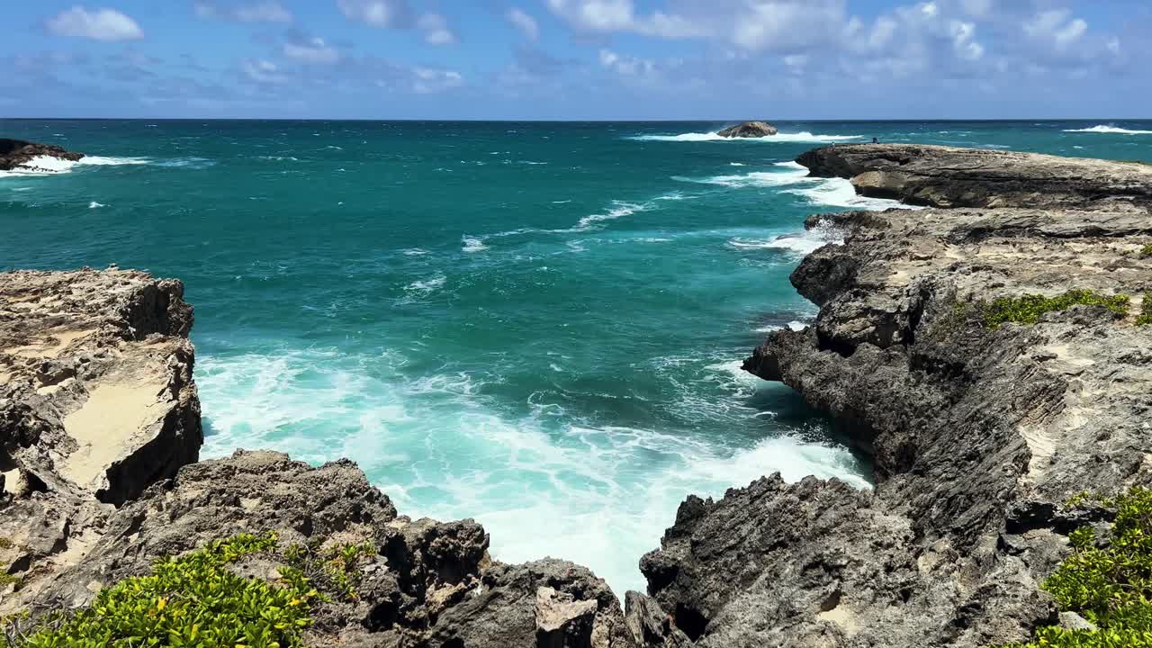 Onde impetuose si infrangono contro le scogliere rocciose nella soleggiata Oahu, Hawaii