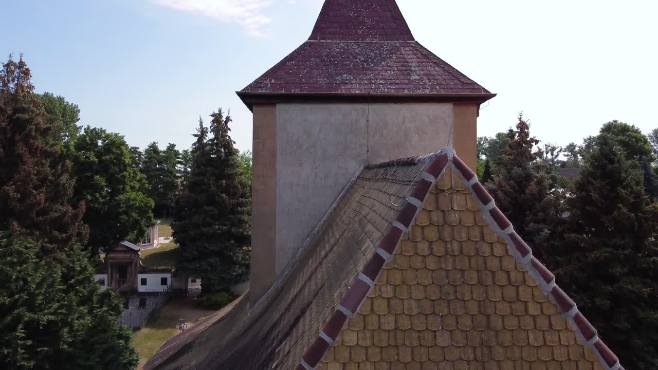 sobre una torre de iglesia rural atrevida vista aérea vuelo despegue de imágenes de drones aéreos en el pueblo rural hainichen en europa sajonia anhalt, verano 2022 4k vista cinematográfica desde arriba por philipp marnitz