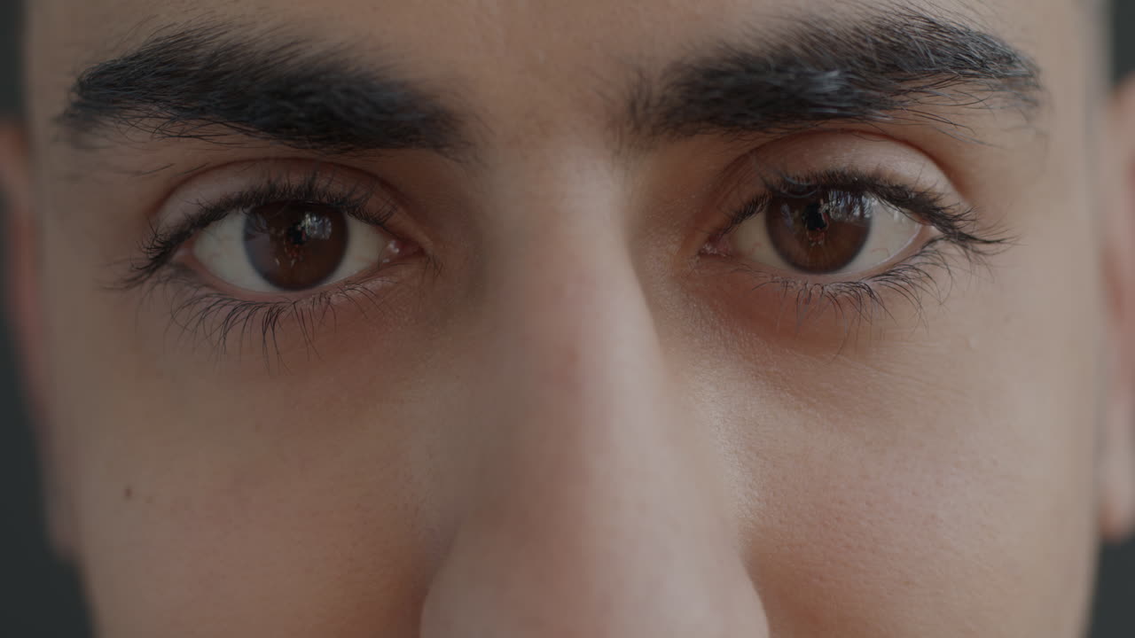 primer plano de la cara de un joven