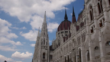 Edificio-Del-Parlamento-Húngaro,-Panorámica-A-Través-De-La-Fachada-Del-Edificio-De-Estilo-Neogótico