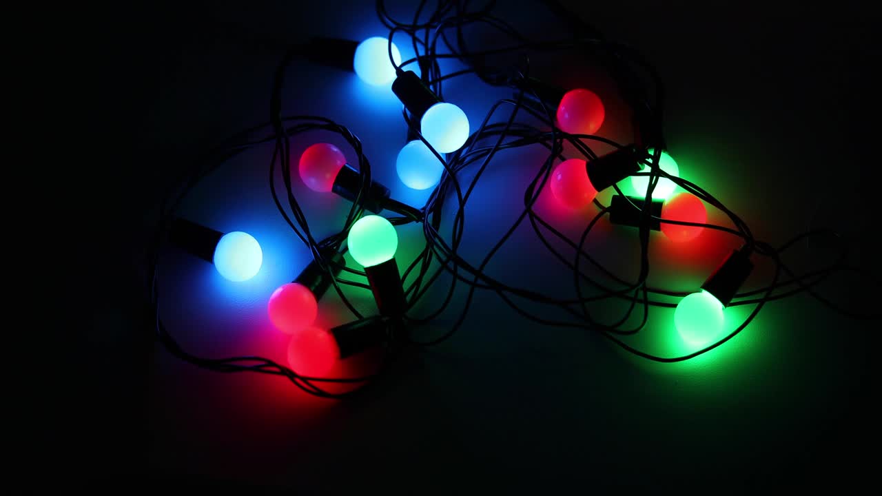 linternas brillantes en forma de corazón sobre un fondo oscuro, felicitaciones