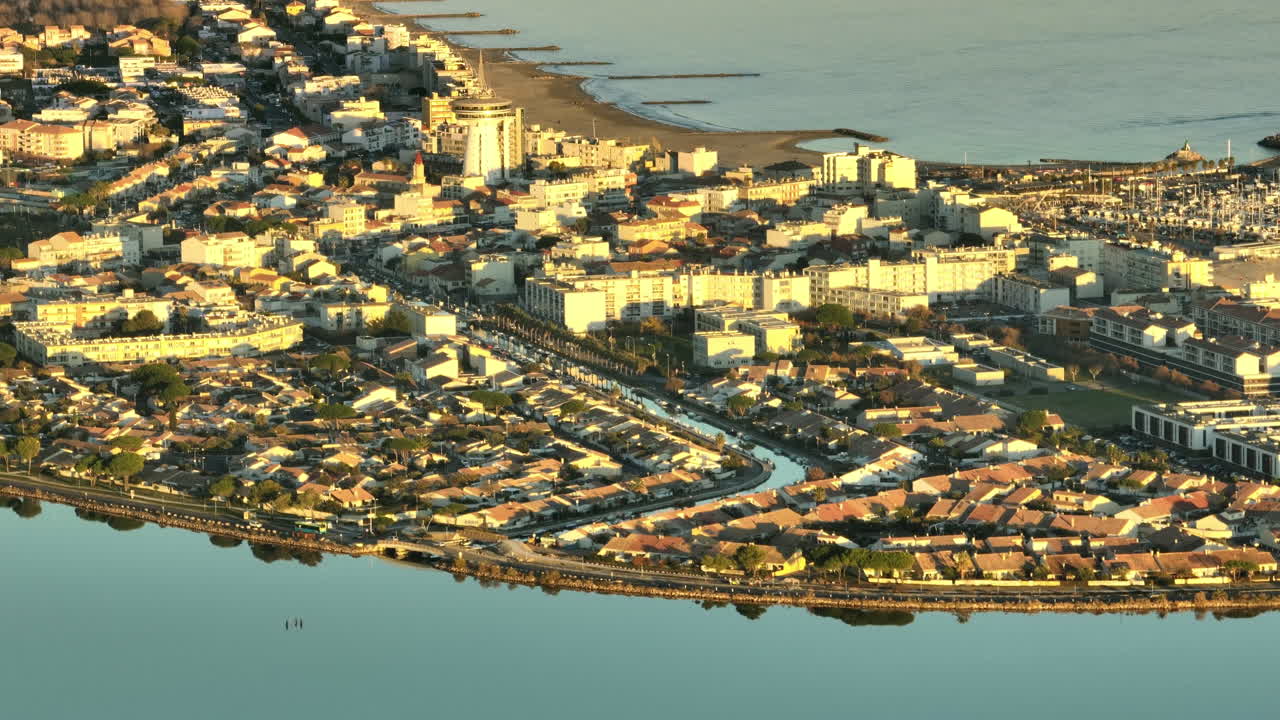 팔라바스-레-플로트의 스카이라인은 황금빛으로 여 있고, 해안은 배경입니다.