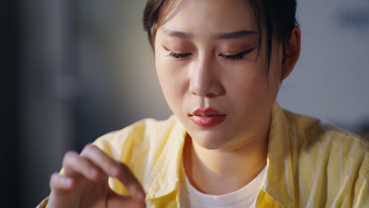 피자를 먹는 여자