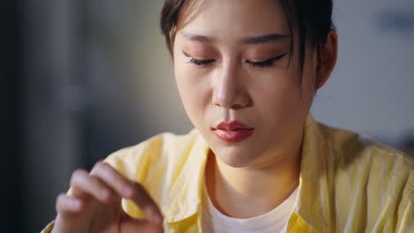 吃披薩的女人