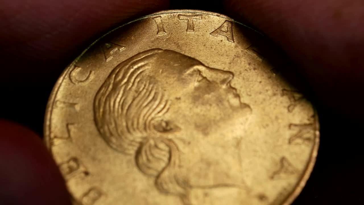 primer plano de monedas muy antiguas