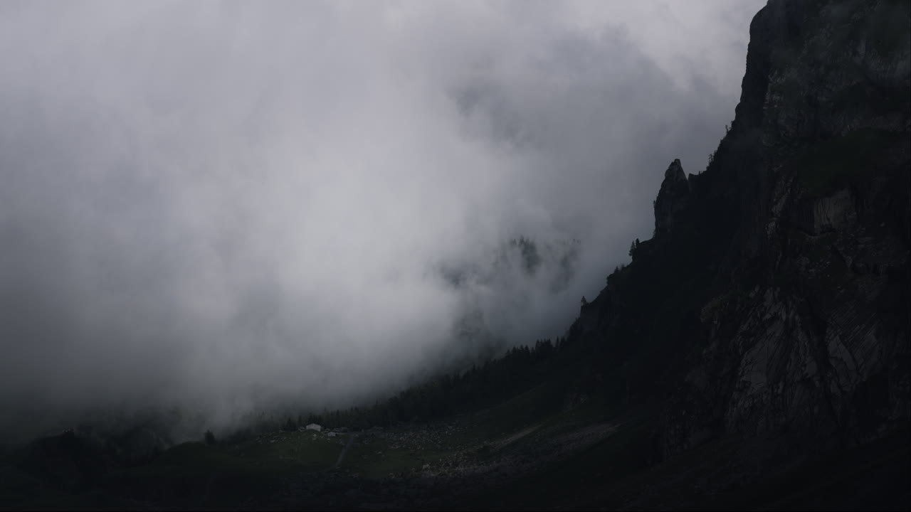 안개 가 가득 한 산악 풍경