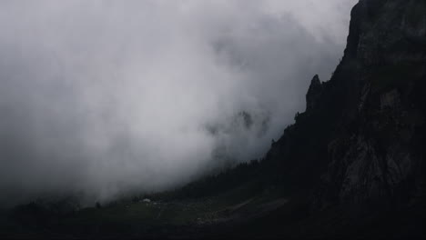 neblige berglandschaft