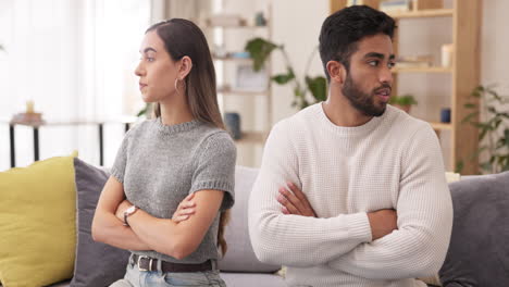 Pelea,-Enojo-Y-Conflicto-Con-Una-Pareja-En-El-Sofá