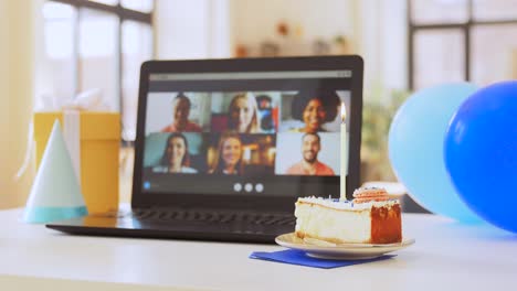 Laptop-Mit-Der-Familie-Bei-Einer-Virtuellen-Geburtstagsparty.Konzept-Von-Menschen,-Technologie-Und-Online-Kommunikation.-Laptop-Mit-Der-Familie-Bei-Einem-Videoanruf-Oder-Einer-Virtuellen-Geburtstagsparty-Auf-Dem-Bildschirm,-Kuchen,-Geschenkbox-Und-Kaffee-Auf-Dem-Tisch-Zu-Hause