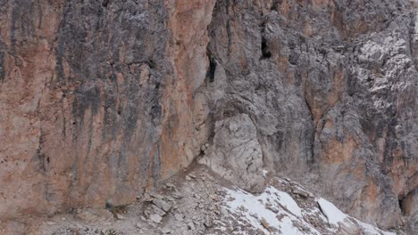 Bergsteiger-Aufsteigend-Via-Ferrata-Oskar-Schuster,-Felsige-Bergflanke,-Langkofelberg-Dolomiten,-Italien