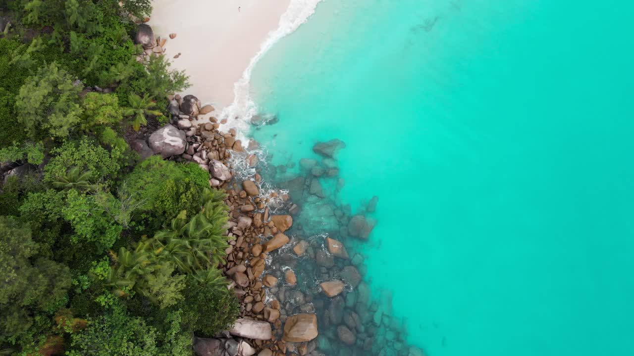 Vista aerea delle spiagge più belle e delle acque turchesi delle Seychelles