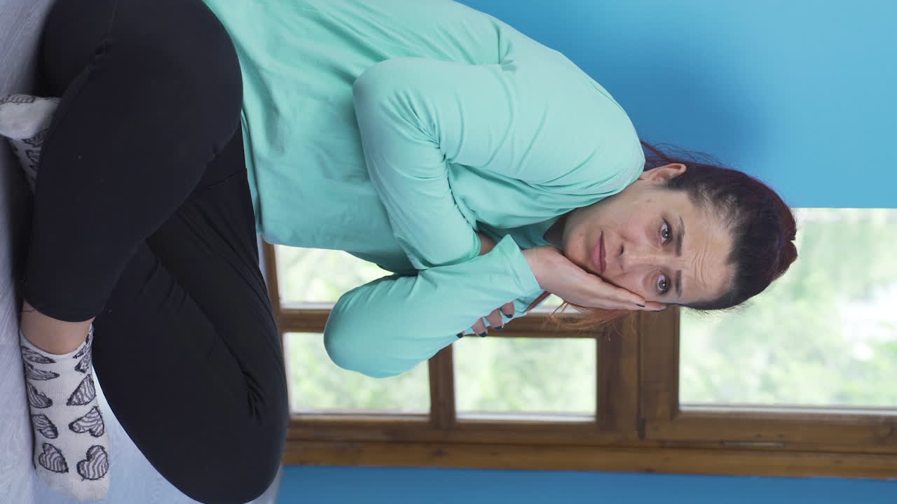 el video vertical de la mujer asustada está junto a la pared. paranoico.