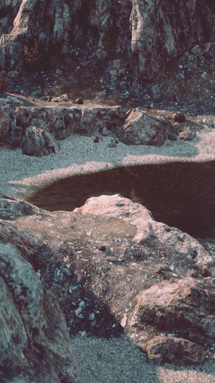 lago de montaña sereno con orilla rocosa