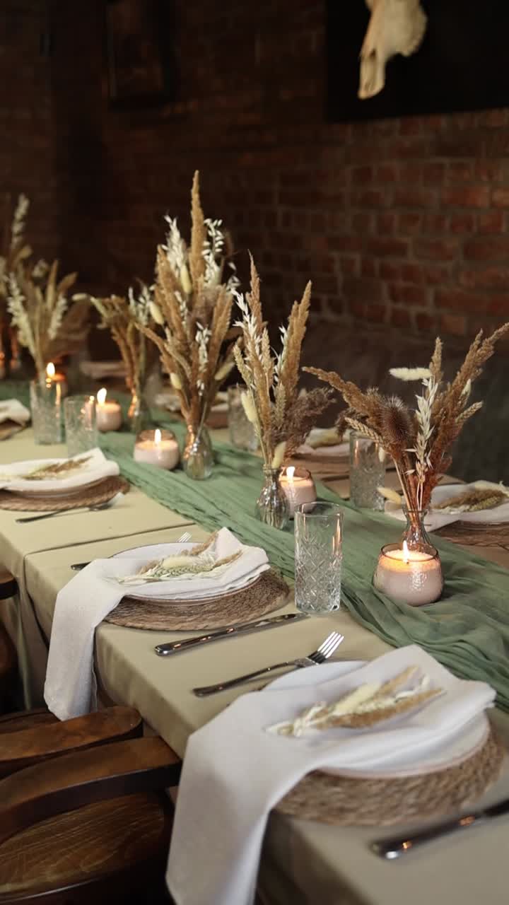 Meja Makan Elegan Dihias dengan Rumput Pampas dan Lilin