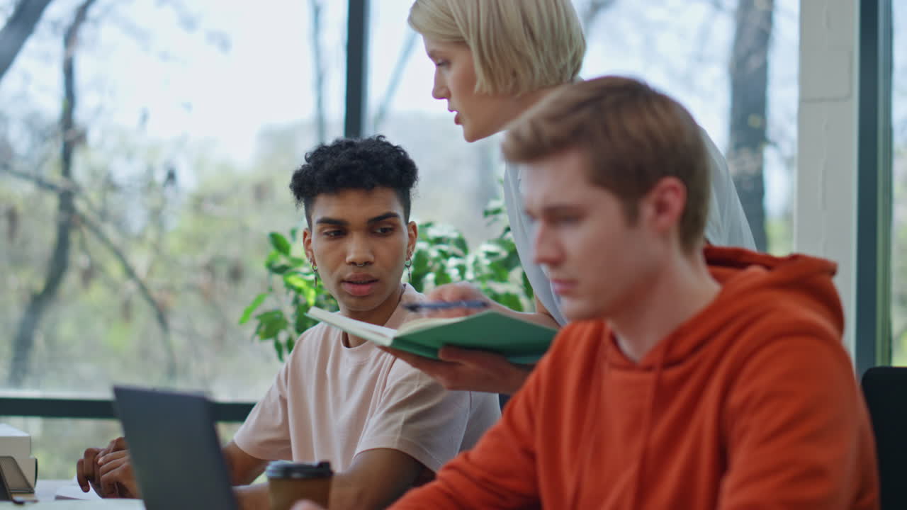 entrenador de negocios compañero de entrenamiento en el gabinete de cerca. mujer gerente de consultoría